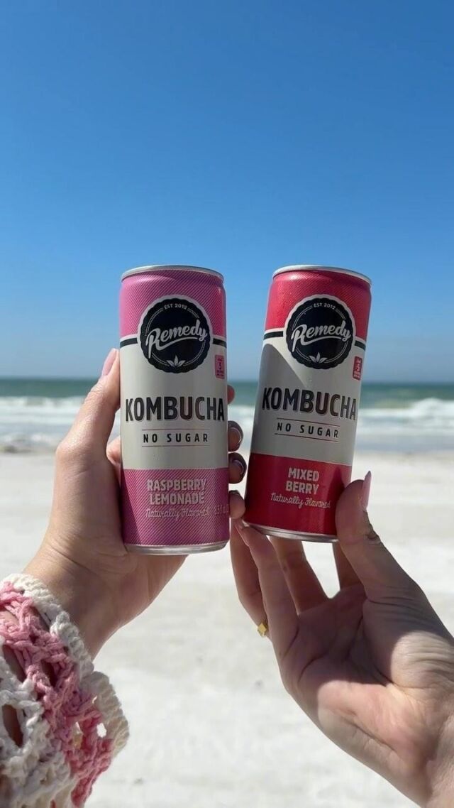 Beach weekends with our gut lovin’ booch >>> Cheers to vitamin sea and gut health 🤙 🌊

#kombucha #guthealth #healthandwellness #beachday #beach #booch