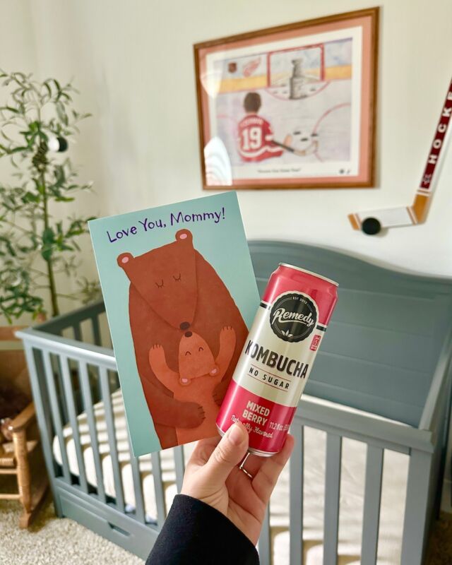 Moms, you deserve a special treat 💖 Not just today, but every day before and after it! Happy Mother’s Day ✨⁠
⁠
#kombucha #booch #mothersday #mothersdaygift #wellness